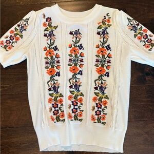 Embroidered white/cream knit top